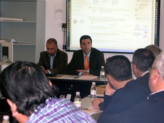 Vera (D) Inaugura El Curso Sobre Alumbrado Eficiente Y Biomasa.