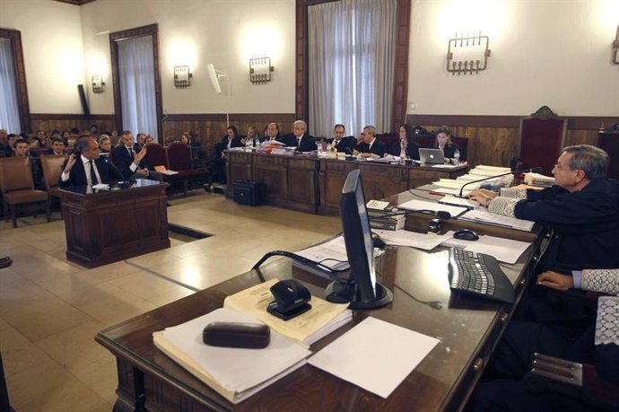 Camps Declara Ante El Juez Por La 'Causa De Los Trajes'.