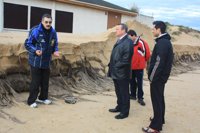 El fuerte oleaje causa daños en el puntal de la playa Salvé de Laredo