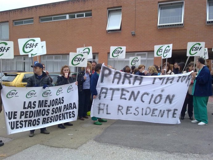 Concentración De Trabajadores Del Centro Zaytum De Linares.