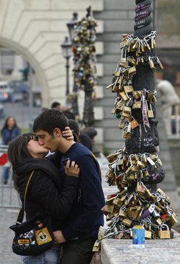 Una Pareja Se Besa En El Puente Milvio Con Los Candados Del Amor