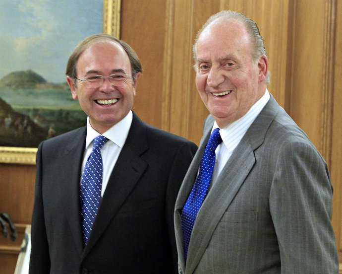 El Rey Juan Carlos Junto Al Presidente Y Pío García Escudero