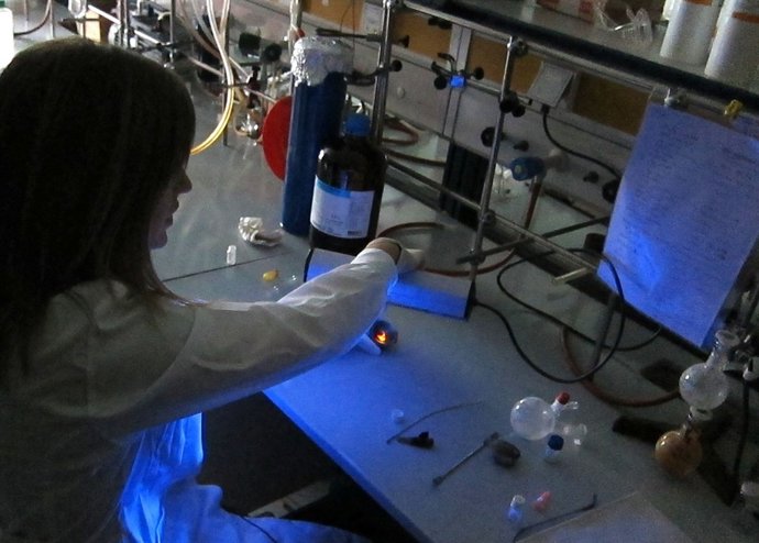 La Investigadora Tania Lasanta Hace Una Demostración Química En Un Laboratorio