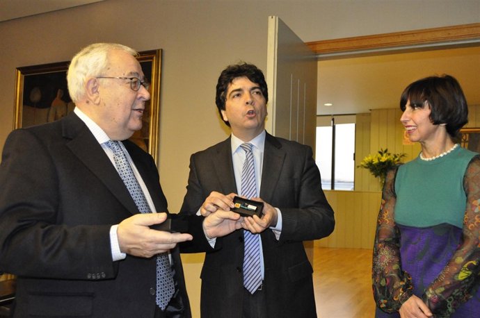 Garcés Entrega A Biel Un 'Pendrive' Con Los Presupuestos