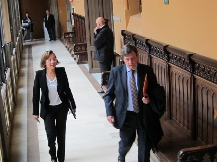 Montserrat Tura (PSC) Declara Por El Bloqueo De 'Indignados' Al Parlament