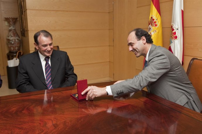 Medalla A Vicente Miera