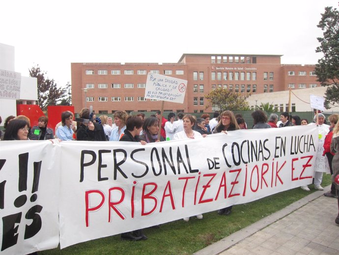 Concentración Contra La Externalización Del Servicio De Cocina De Hospitales.