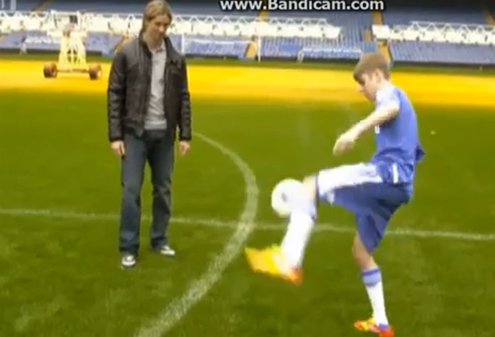 Justin Bieber Y Fernando Torres Jugando Al Fútbol 