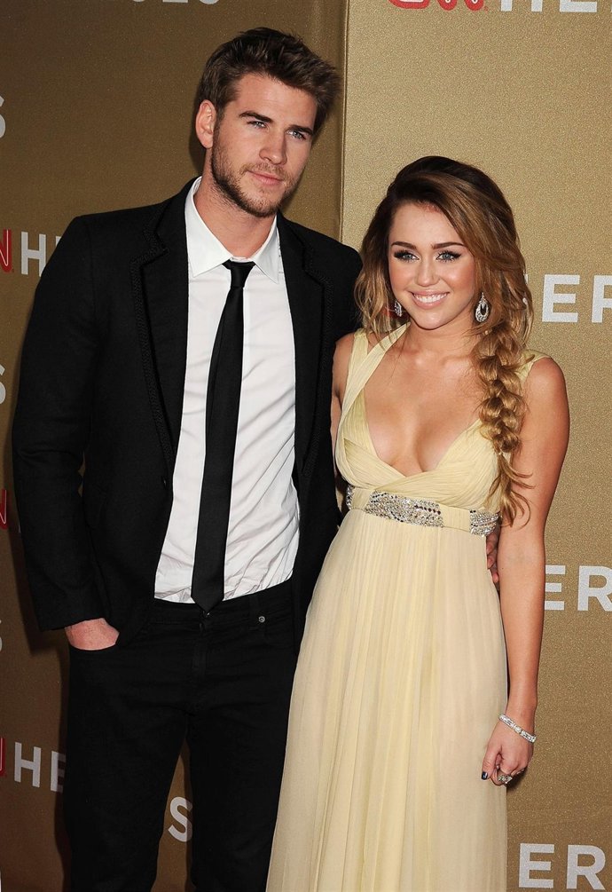 Liam Hemsworth Y Miley Cyrus En La Gala De CNN Heroes 
