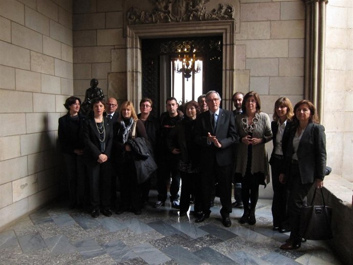 Xavier Trias E Irene Rigau Con Los Agentes Implicados En El Ceip Mediterrània