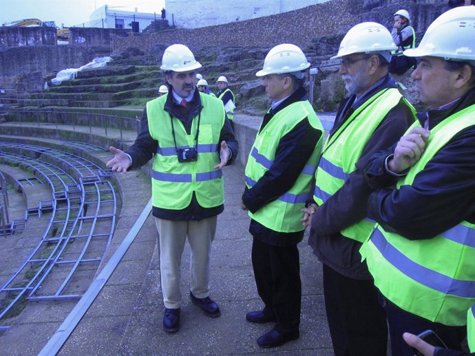 El Consejero De Cultura Visita Las Obras De Restauración De Itálica