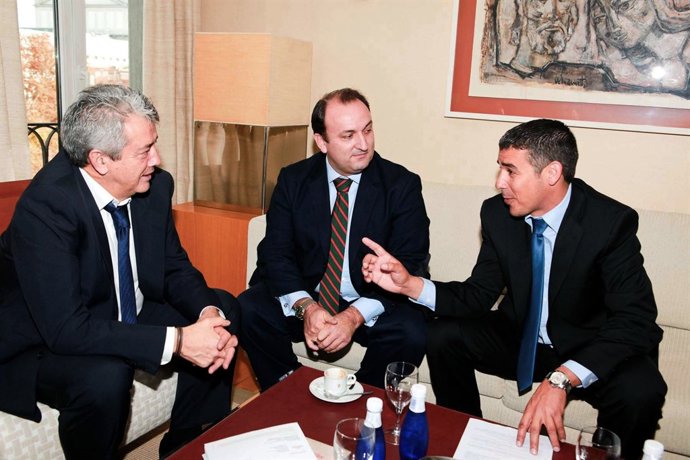 Un Instante De La Reunión Mantenida En Madrid