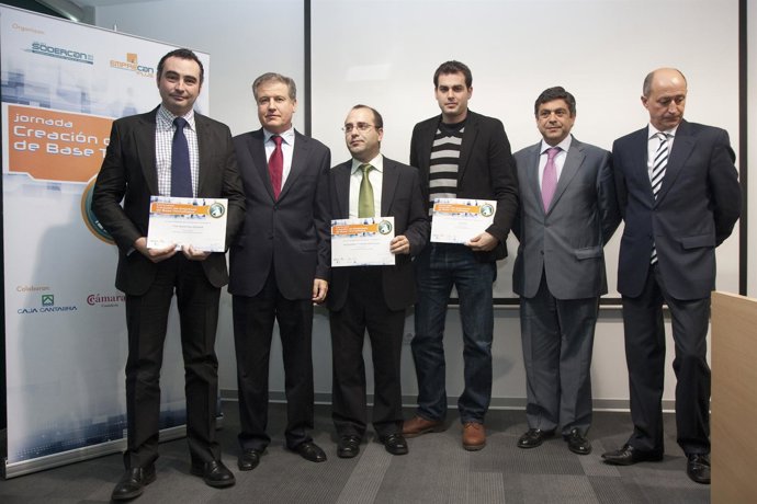 El Consejero Con Los Representantes De Las Empresas Galardonadas