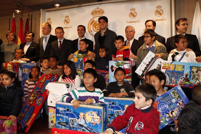Kaká En La Campaña 'En Navidad Ningún Niño Sin Juguete'