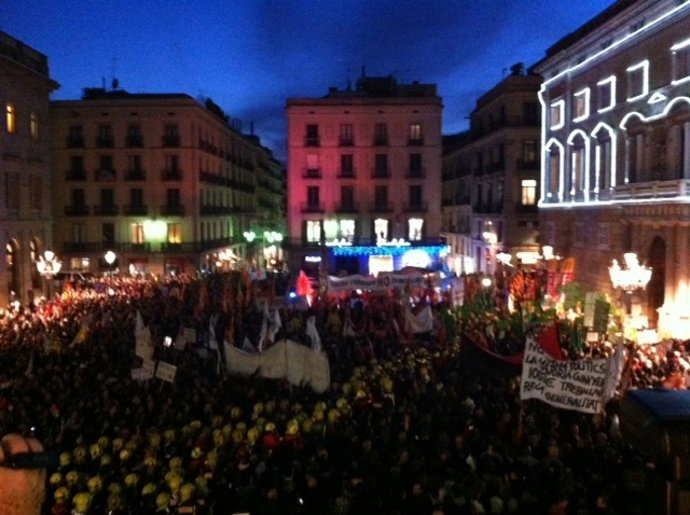 Manifestantes En Plaza Sant Jaume Contra Los Recortes