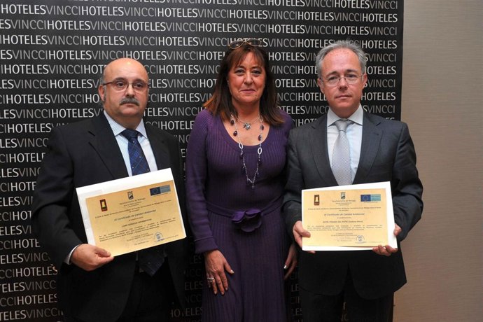 Ana Navarro, Junto A Los Representantes De Los Dos Establecimientos