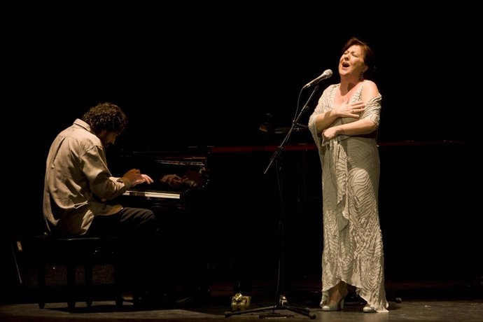 La Cantaora Carmen Linares Durante Una De Sus Interpretaciones