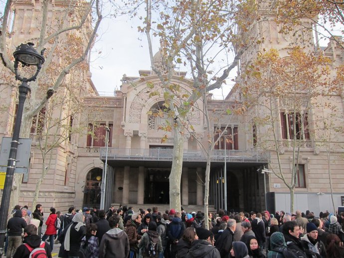 'Indignados' Durante La Declaración De Diputados Por El Bloqueo Al Parlament