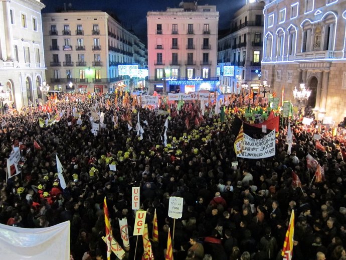 Concentración En Plaza Sant Jaume Contra Los Recortes A Funcionarios