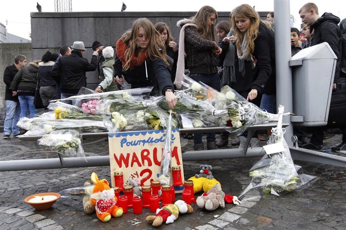 Habitantes De La Ciudad Belga De Lieja Dejan Flores En Una Parada De Autobus