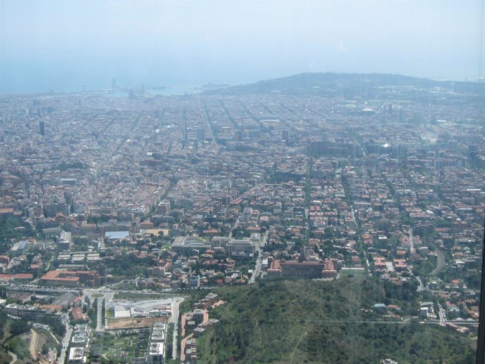 Vista De Barcelona Desde Collserola. Contaminación.