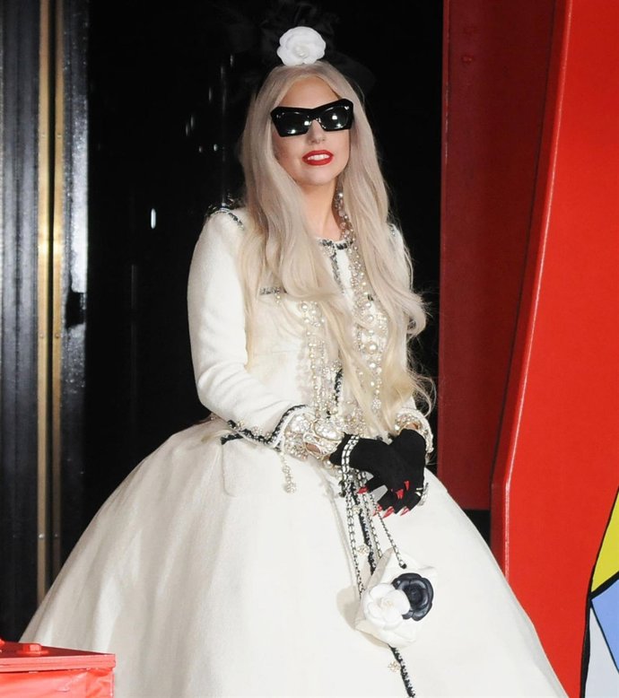 Lady Gaga Posando  Con Gafas De Sol