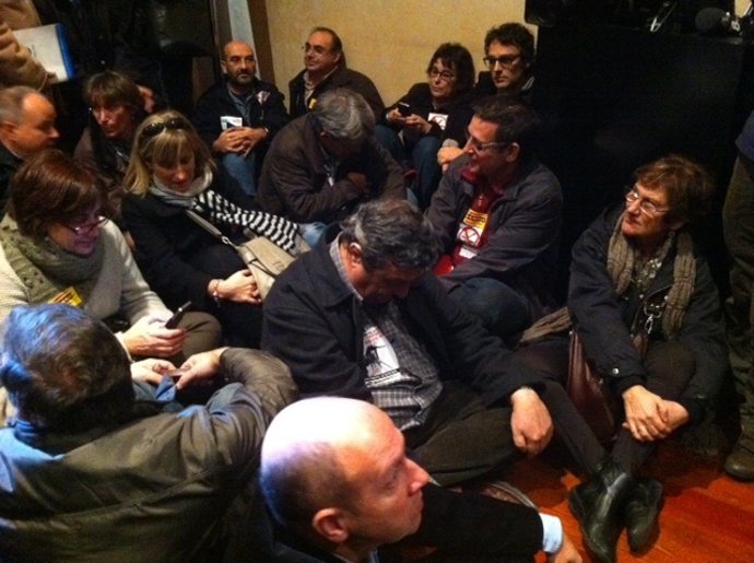 Representantes De Los Trabajadores En El Vestíbulo Del Palau De La Generalitat