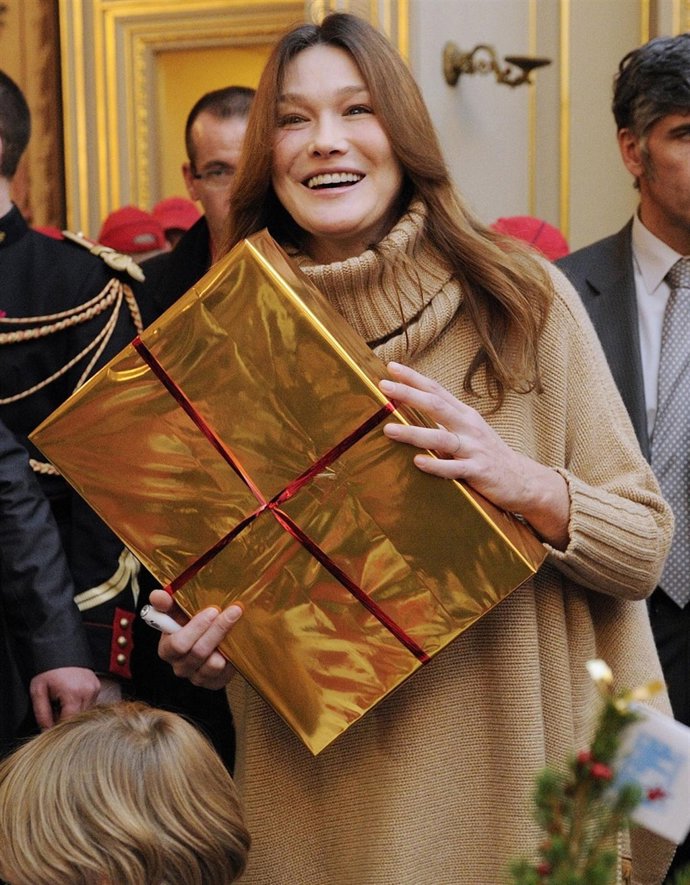 Carla Bruni Reaparece Tras Su Embarazo