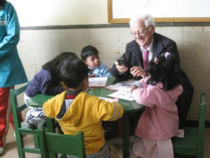 Padre Ángel Con Niños De El Ato (Bolivia)