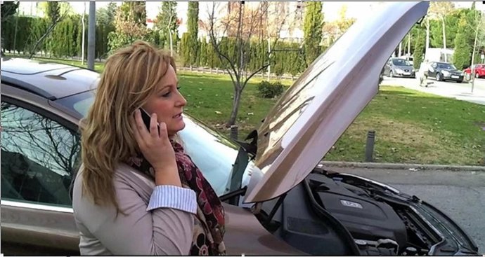 Mujer Hablando Por Teléfono, Coche Estropeado