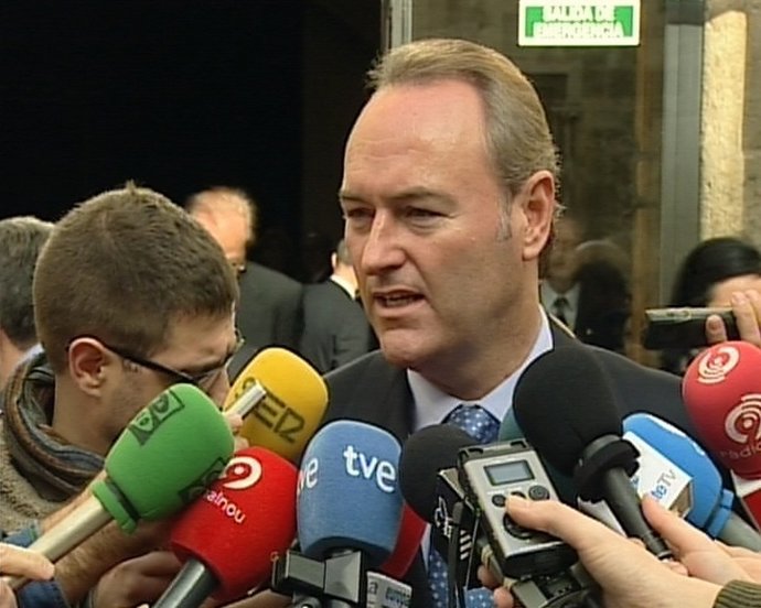 Fabra Atendiendo A Los Periodistas Tras El Acto De La Diputación