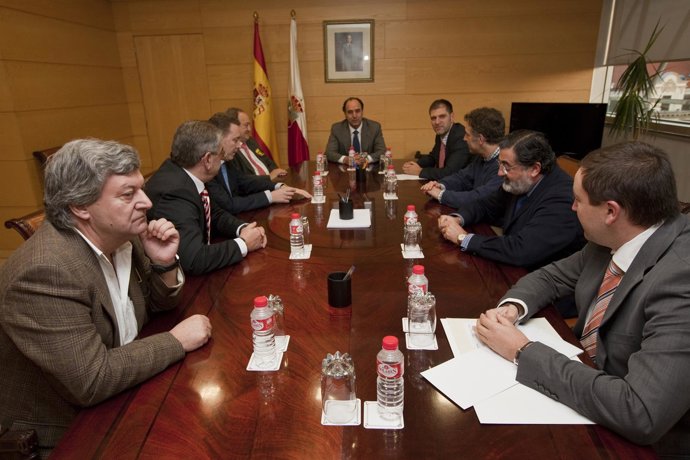 Diego Con Los Representantes De La Construcción