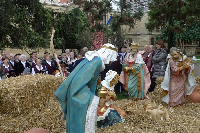 Barcina Escucha Un Villancico Junto Al Belén De Palacio.