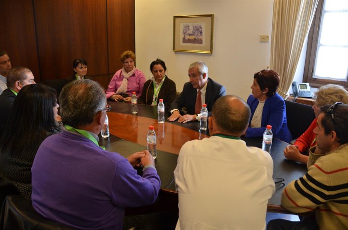 El Presidente Del PP-A, Javier Arenas, Se Reúne Con El Sector De La Chirla. 