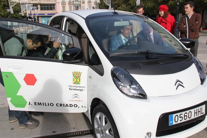 Calderón En Un Coche Eléctrico