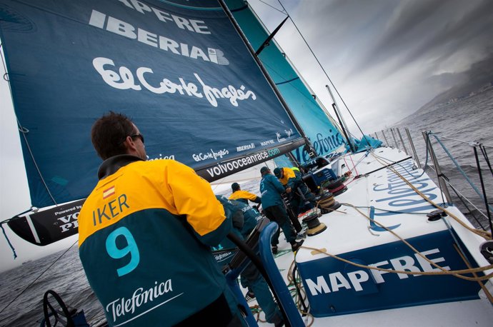 La Tripulación Del Telefónica Durante Un Entrenamiento Costero