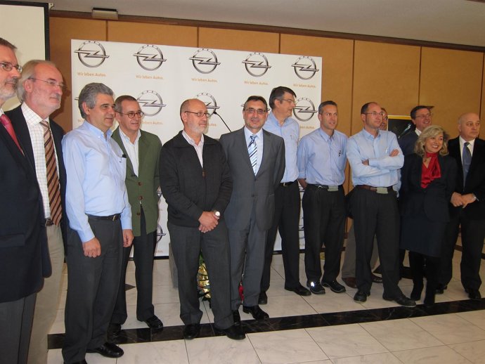 Directivos De GM España, Con Antonio Cobo (Centro) Posan Para Foto De Familia