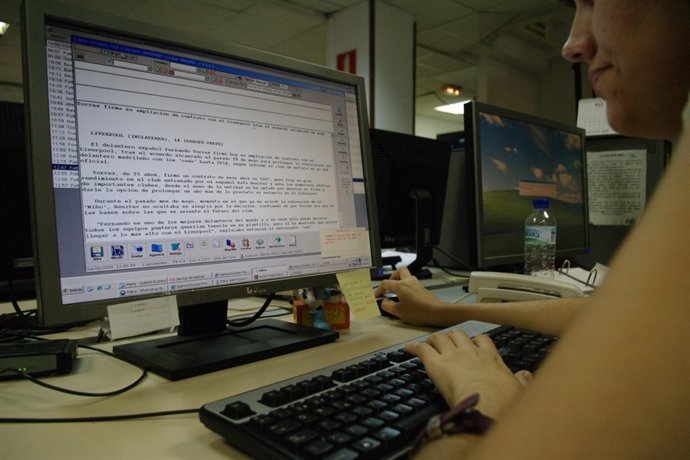 Ordenador En Redacción De Noticias 