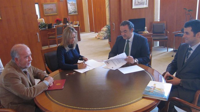 Sonia Castedo, Junto A Miguel Valor Y Carlos Moyano, Durante La Firma