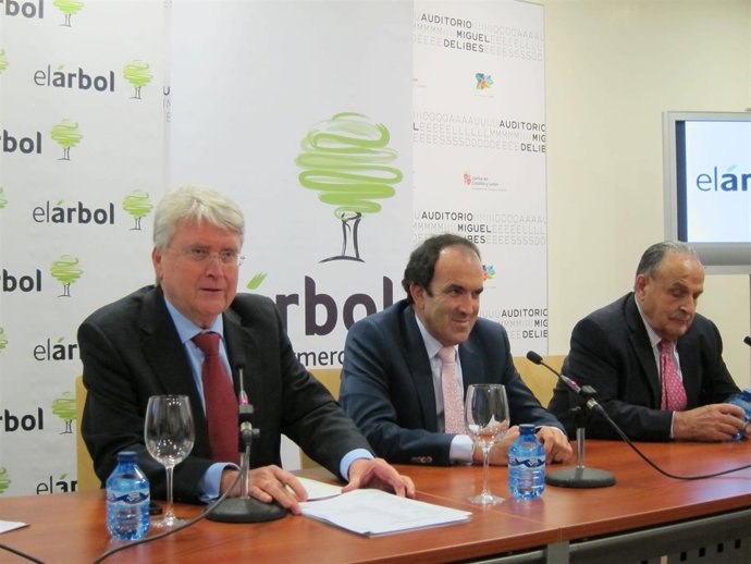 A La Izq. Juan Pascual, Consejero Delegado Del Grupo El Árbol