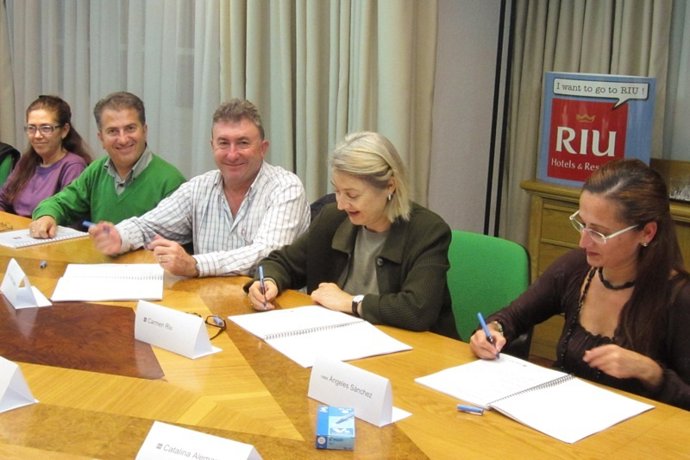 Firma Del 'Plan De Igualdad' De Riu Con UGT Y CC.OO.