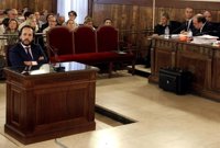 Mensaje de 2009 recibido en el móvil de 'El Bigotes': 'medidas sr. camps, americana 54 pantalón 48'