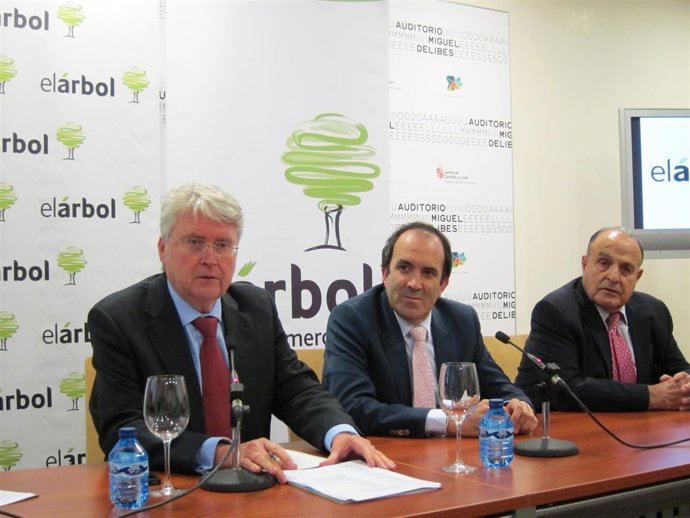 El Consejero Delegado Del Grupo El Árbol, Juan Pascual (Drcha.)