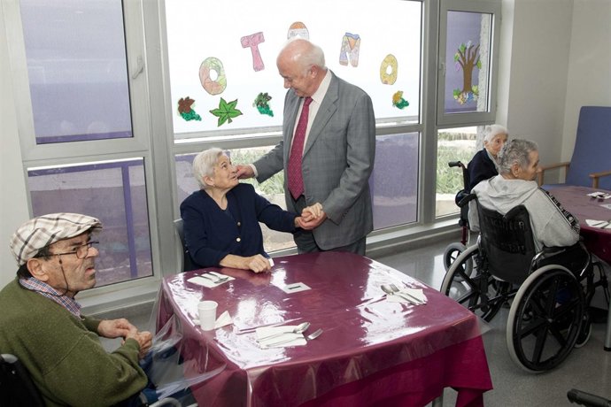 Melchior En Una Visita Al Centro Sociosanitario De Icod