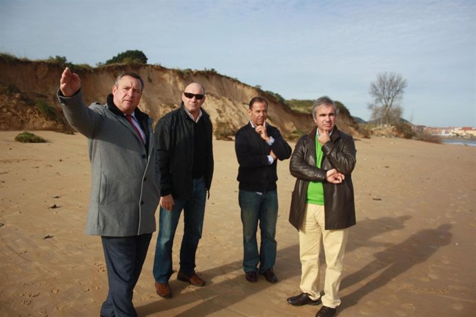 El Alcalde De Laredo Visita La Zona Dañada Por El Oleaje En El Puntal De Laredo