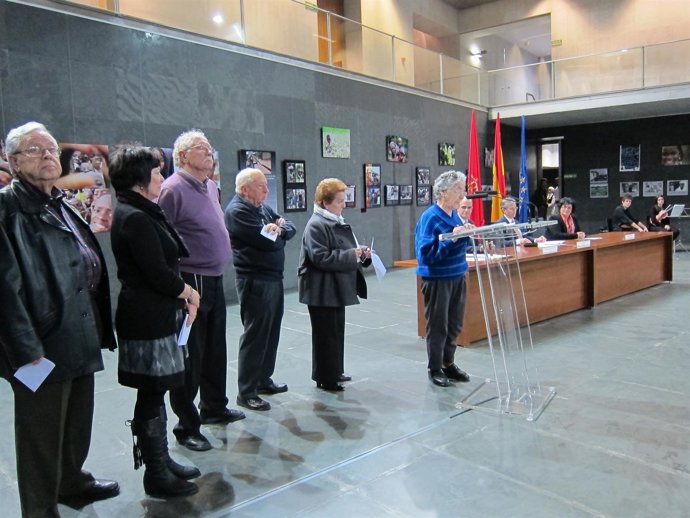 Acto De Entrega De Los Certificados De Reparación A Familiares De Fusilados.