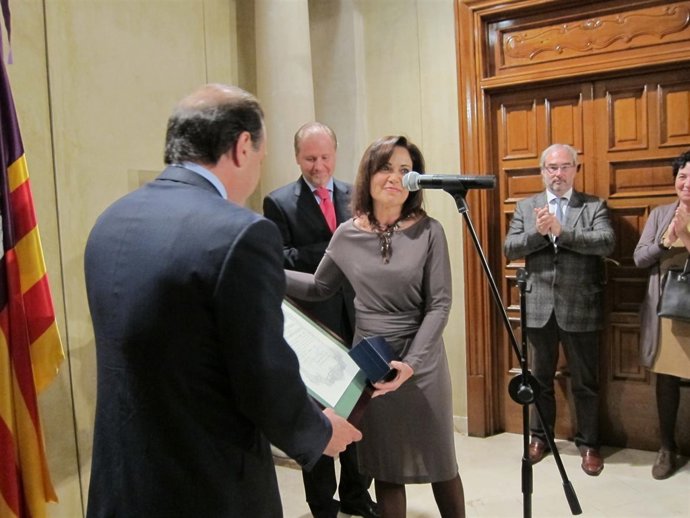 Joan Mesquida Hace Entrega De Una Medalla A La Viuda De Mariano Sacristán