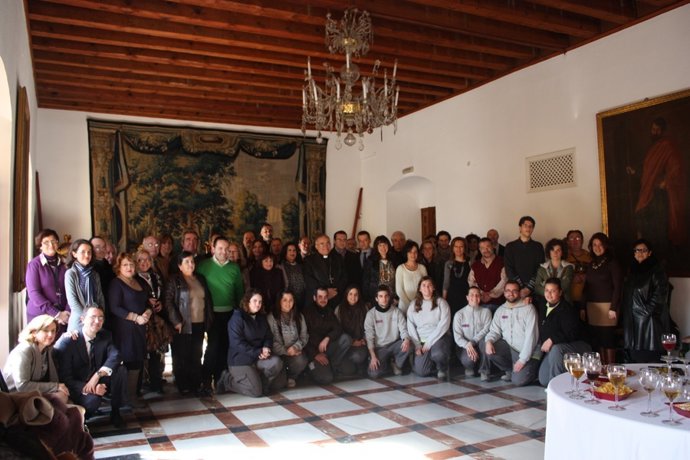 El Obispo Y La Directora Del Diocesano Con Los Artistas