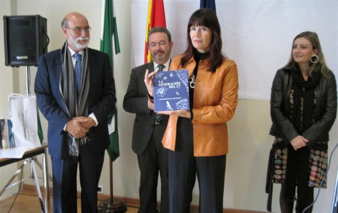 Micaela Navarro Y Bernardo Bueno En La Entrega De Libros