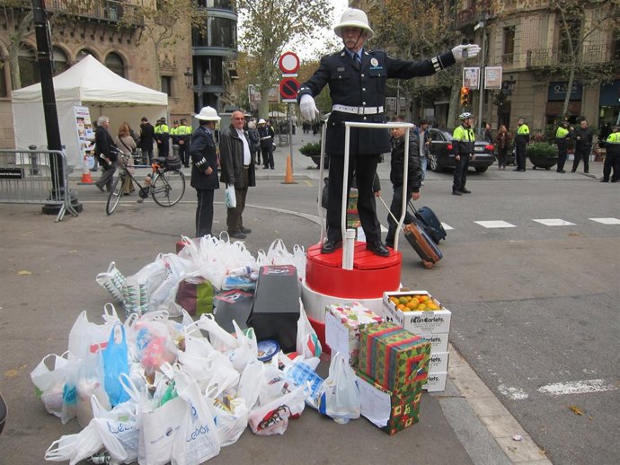 Un Guardia Urbano Con Uniforme Antiguo, En La Recogida De Alimentos De Avismon